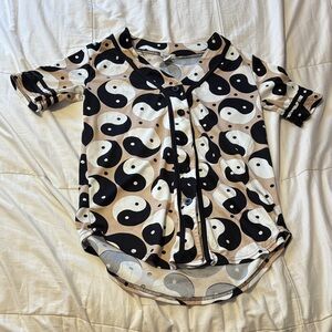 Rue21 Black and Tan Yin-Yang Women's Jersey Top